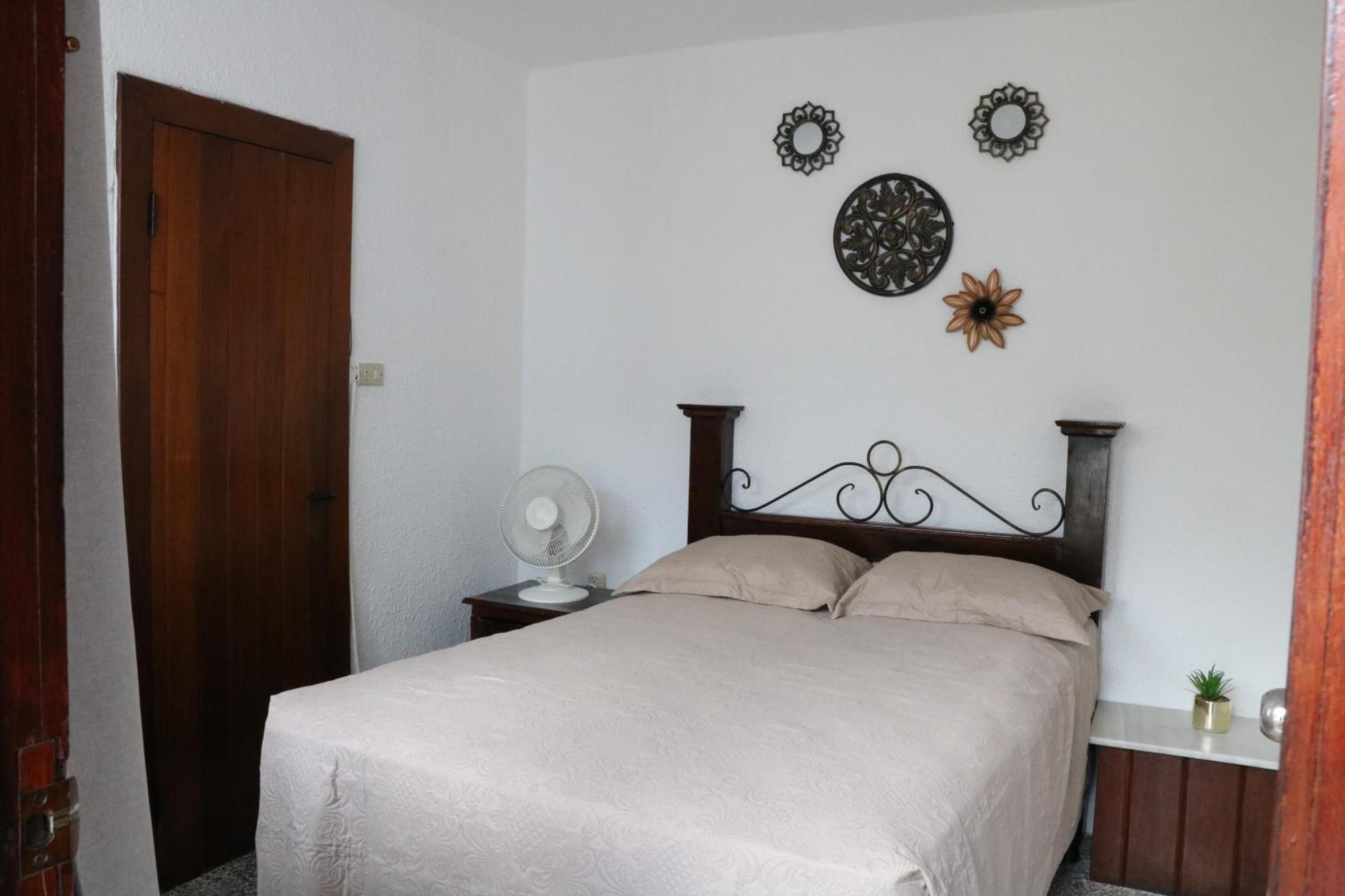 Hostal Los Volcanes Guatemala City Exterior foto