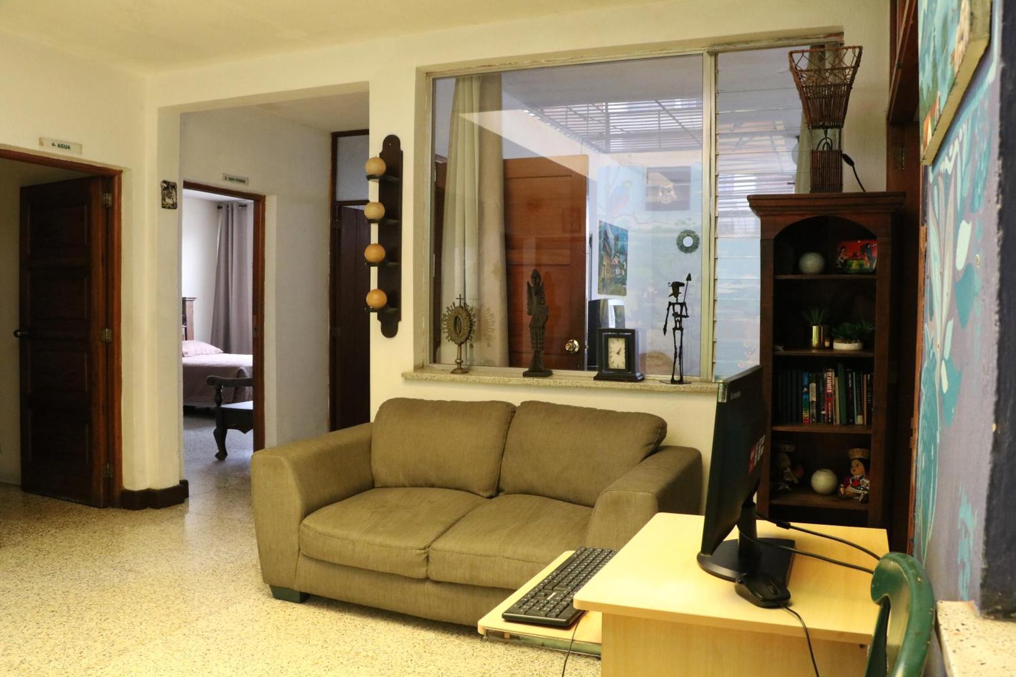 Hostal Los Volcanes Guatemala City Exterior foto